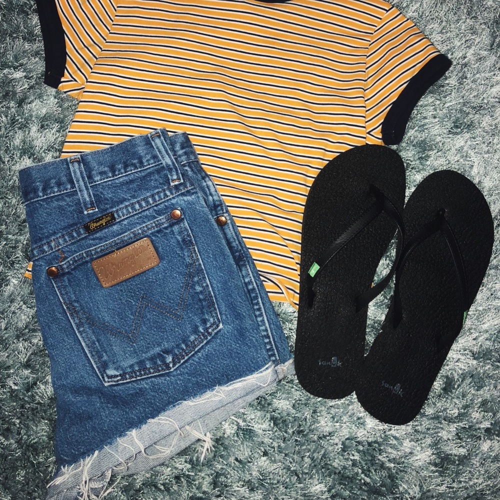 VINTAGE WRANGLER HIGH-RISE SHORTS